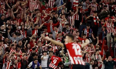 CĐV Bilbao ném tiền giả xuống sân để chế nhạo Barca