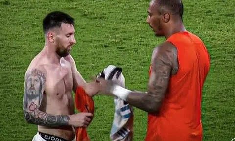 Hành động đẹp của Messi sau khi lập hat-trick