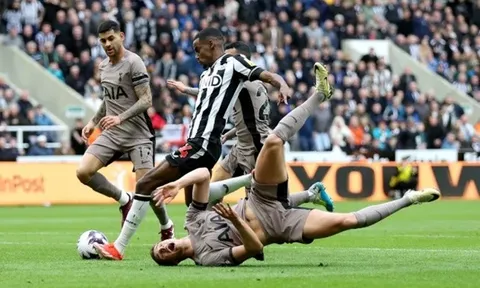 Sai lầm thảm hại, CĐV Arsenal hả hê