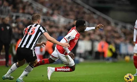 Arsenal "nhờ" trọng tài bảo vệ Bukayo Saka
