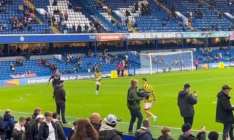 Saka khiến CĐV Arsenal hú vía