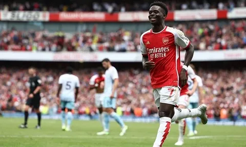 Saka lập siêu phẩm, Arsenal thắng hú vía tại Emirates