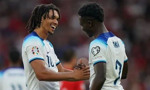 Saka ngả mũ trước 'cỗ máy' tạt bóng của Liverpool