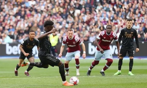 Saka nhận sự đối xử thậm tệ sau khi bỏ lỡ penalty