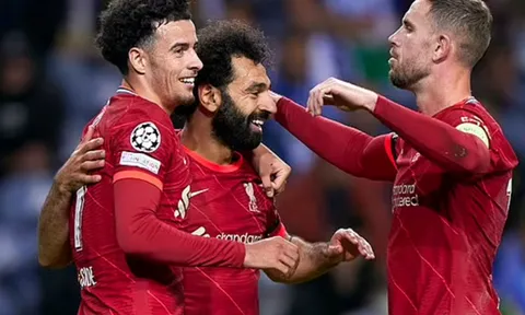 Robbie Fowler chia sẻ về lương bổng của Salah