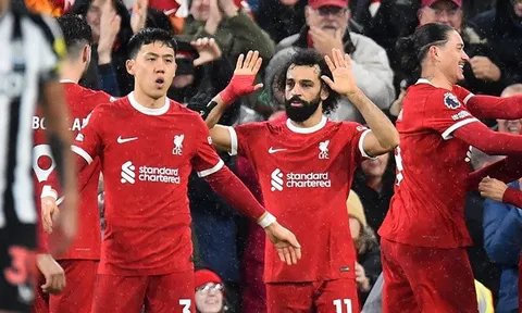 Salah "đóng đinh" ngôi đầu cho Liverpool sau cơn mưa bàn thắng