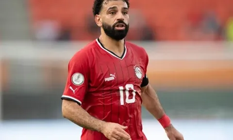 "Salah nên ở lại với đội ngay cả khi chỉ còn đủ sức đứng 1 chân"