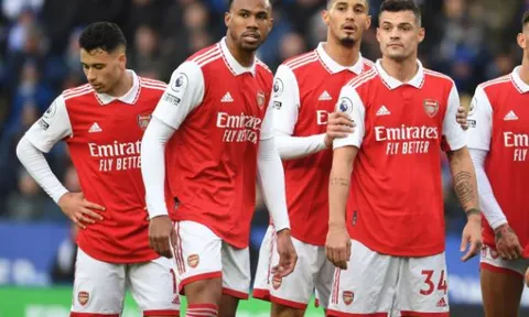 Biến căng tại Arsenal, Saliba và Gabriel gườm nhau ngay trên sân