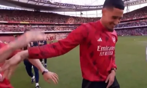 Saliba ngượng ngùng vì tình cảm của CĐV Arsenal