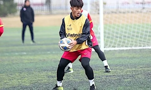 Sân xấu, U20 Việt Nam phải đi giày vải tập trước trận gặp Iran