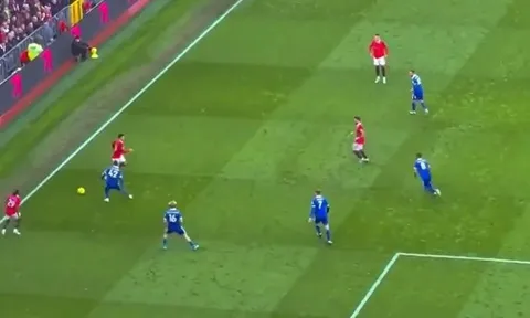 Sancho và Wan-Bissaka vờn cầu thủ Leicester 'mệt bở hơi tai'