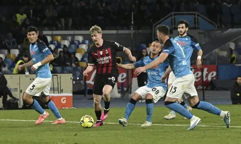 Sao AC Milan độc diễn để đời khiến Napoli rối loạn