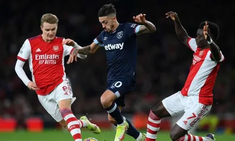 Sao Arsenal có biểu cảm lạ khi nhìn đồng đội ghi bàn