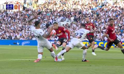 Sao không có penalty cho Man Utd?