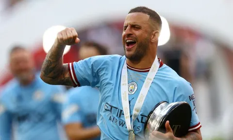 Sao Man City ăn mừng hài hước sau khi hạ Man United