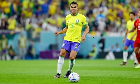 Sao Man Utd bật chế độ hủy diệt giúp Brazil nuốt chửng Serbia