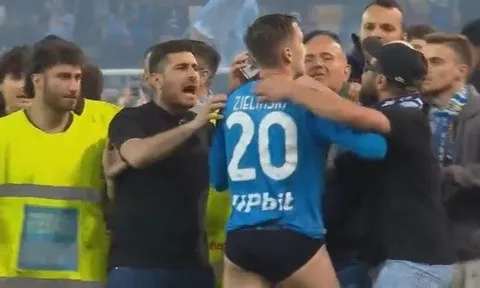 Sao Napoli bị CĐV lột quần áo sau khi vô địch