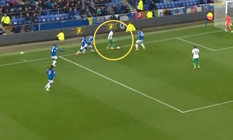 Sao Newcastle gây sốt với pha rê bóng qua 4 cầu thủ Everton