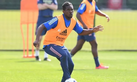 Sao trẻ húc văng cả Thomas Partey trên sân tập là ai?