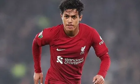 Sao trẻ Liverpool "đắt hàng như tôm tươi"