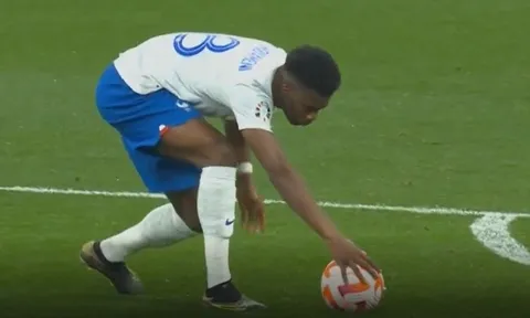 Sao tuyển Pháp mắc lỗi hài hước trong trận thắng Hà Lan 4-0