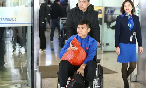 Sao tuyển Việt Nam nén đau, ngồi xe lăn khi về nước
