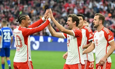 Neuer tái xuất, Bayern hủy diệt 8 bàn trong thế còn 10 người