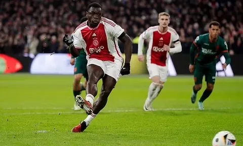 Sát thủ ghi 15 bàn đích thân từ chối Man Utd