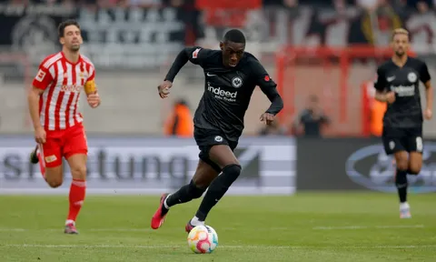 Sau 1 trận đấu, Kolo Muani cho thấy lý do Man United phải thèm khát