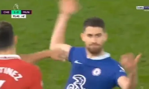 Sau Antony, đến lượt Martinez át vía Jorginho