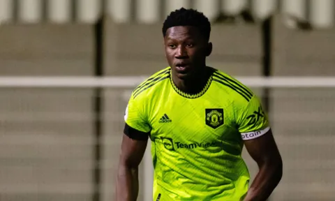 Sau Phil Jones, thêm hậu vệ chia tay M.U