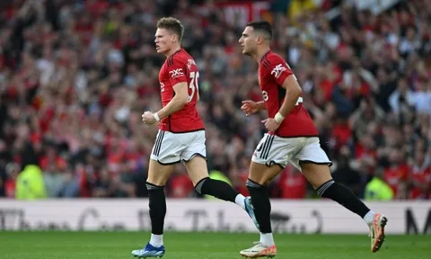 'Fergie time' xuất hiện, McTominay bùng nổ giúp MU thoát khỏi địa ngục
