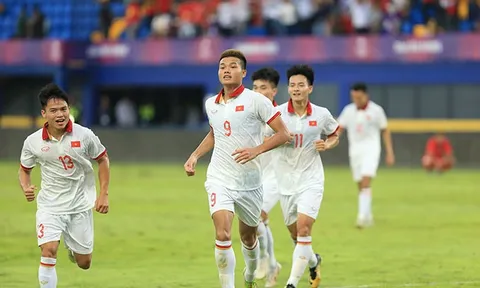Thắng nhàn Singapore, U22 Việt Nam vươn lên dẫn đầu bảng B