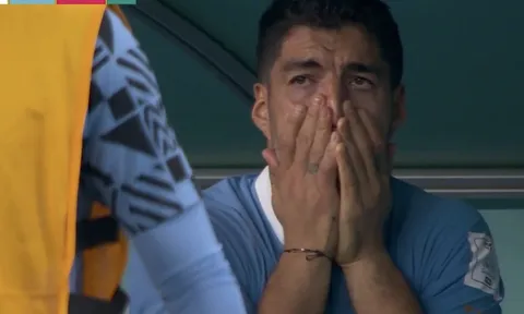 Bị Hàn Quốc hất cẳng, Suarez nổi cơn thịnh nộ với FIFA