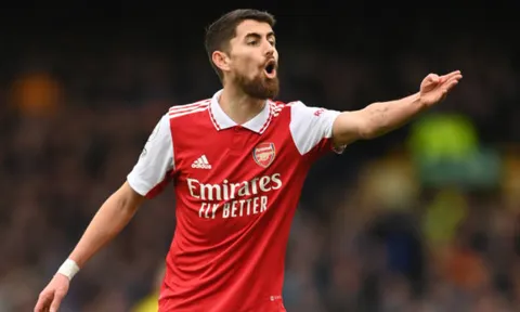 ''Hàng tiền vệ gồm Jorginho, Vieira và Xhaka không thể giúp Arsenal vô địch''