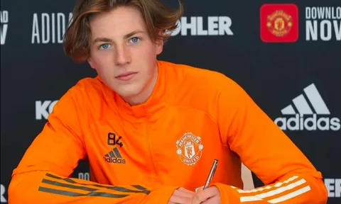 Thành viên thế hệ 92 tự hào khi con trai được ra mắt M.U