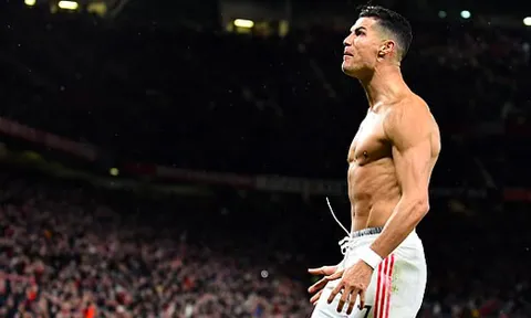 Vào vai cứu tinh, Ronaldo gửi thông điệp đầy cảm xúc
