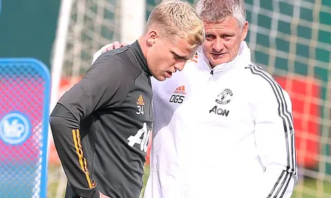Sau khi ném bã cao su, Van de Beek chốt luôn tương lai ở Man Utd