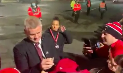 Solskjaer có hành động bất ngờ với CĐV M.U sau trận đấu