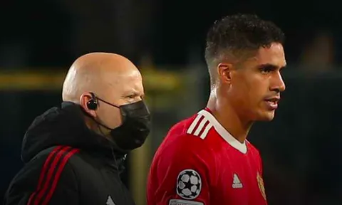 CHÍNH THỨC! Chấn thương nặng, Man Utd mất Varane dài hạn