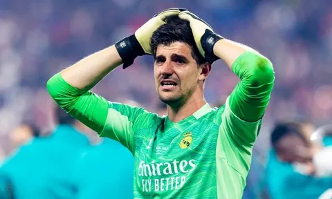 Courtois tiết lộ đồng đội không nghe lời Ancelotti