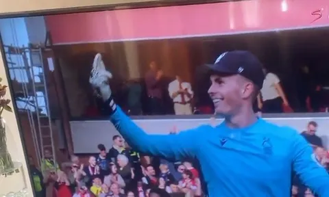 Sao M.U cười đểu, giơ ngón tay thối sỉ nhục CĐV Liverpool