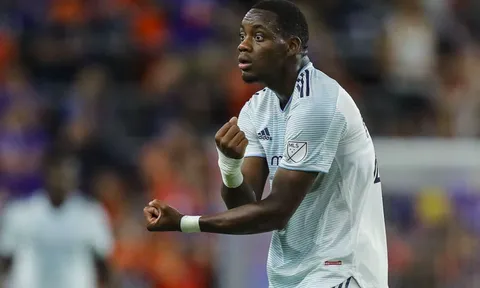Liverpool tranh tiền đạo 18 tuổi với Man Utd