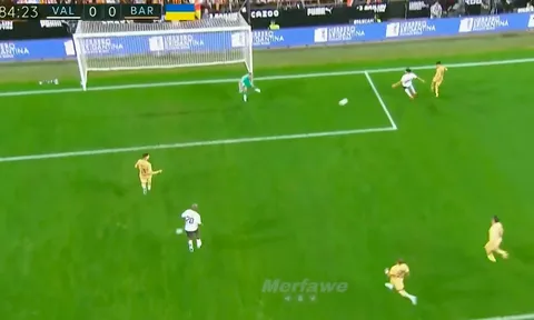 2 bom tấn Barca thi nhau bỏ lỡ không tưởng