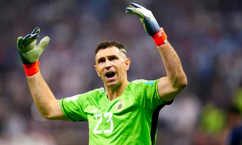 Xác nhận! Domino nổ ra, Emiliano Martinez có thể tới M.U