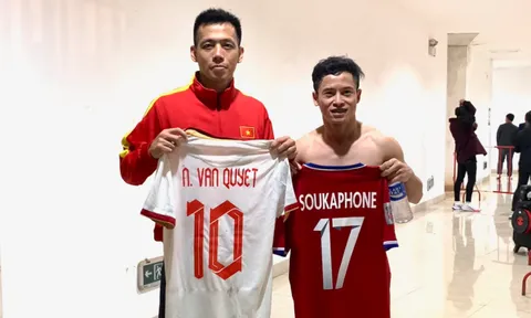 Messi Lào xin đổi áo với Văn Quyết