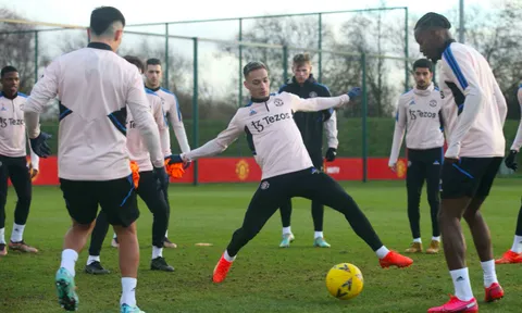 2 cái tên vắng mặt; Xuất hiện bộ đôi cạ cứng trên sân tập Man Utd