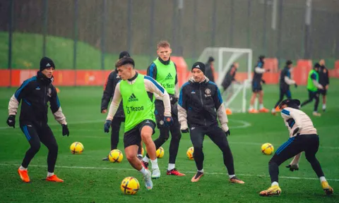 Tân binh lần đầu xuất hiện trên sân tập M.U trước đại chiến Man City