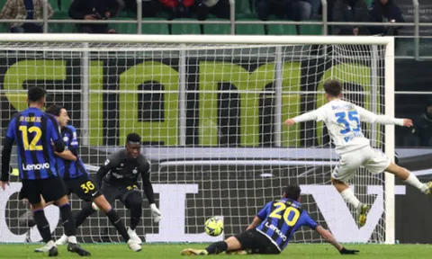 Thẻ đỏ tai hại, Inter Milan có trận thua sốc tại Serie A