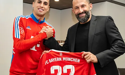 Sếp lớn Bayern tiết lộ chữ ký trong mơ